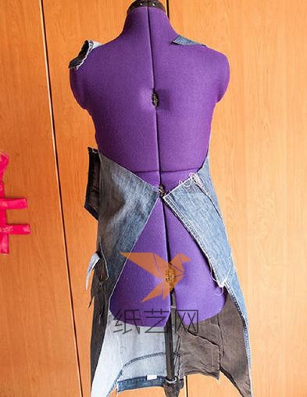 DIY tutorial on using old jeans waste to make work aprons