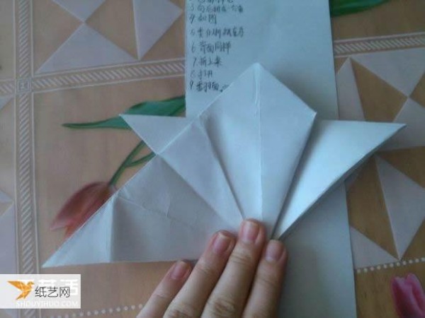 Step-by-step illustration of how to use origami to fold a cute grand piano