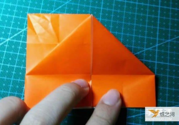 Detailed explanation of the manual method of folding a paper kingfisher tutorial.