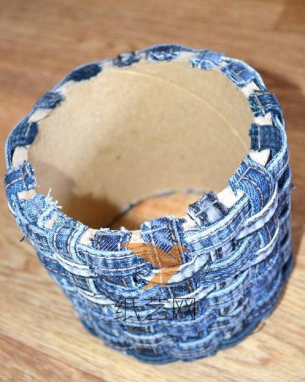 Tutorial on how to transform old jeans into beautiful pen holders