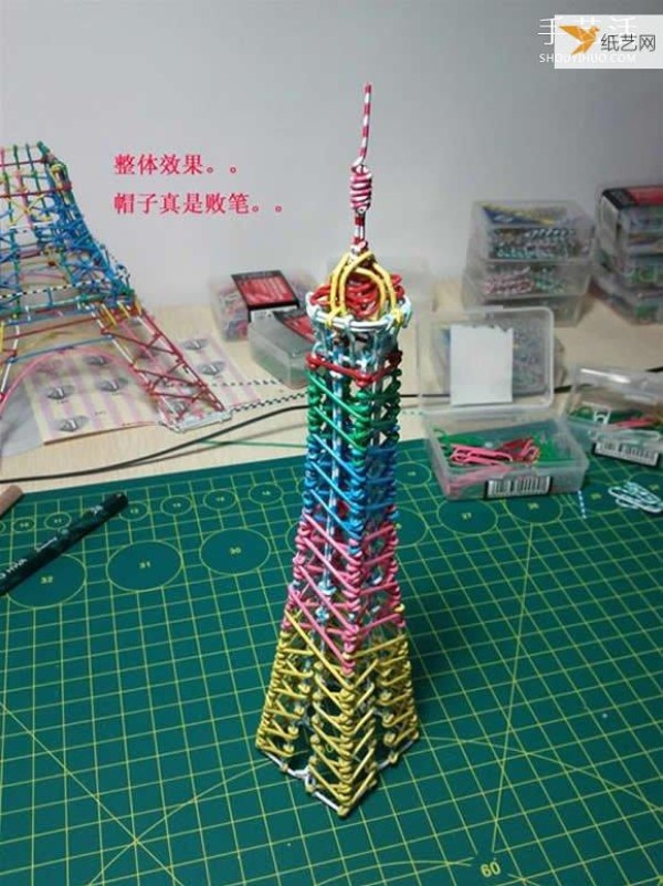 Tutorial on making a model of the Eiffel Tower using paper clips