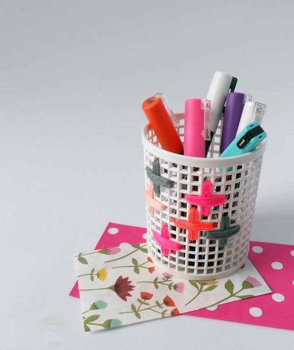 Illustration of the knitting tutorial of using wool knitting decoration to decorate a solid color storage basket with colorful patterns