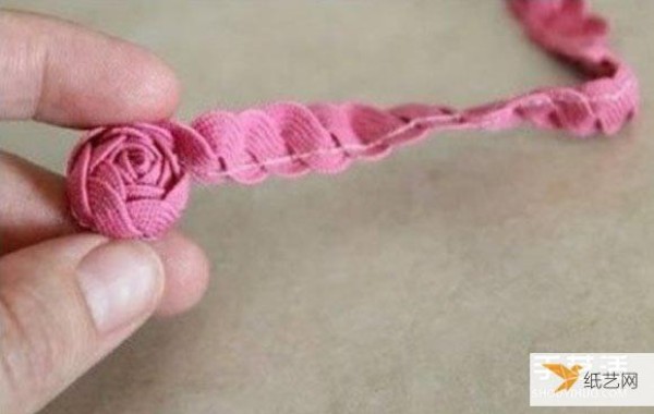 Use non-woven lace to make unique and beautiful flower hairpins and hair accessories