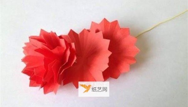 Fold colorful carnations using colored paper for Mothers Day