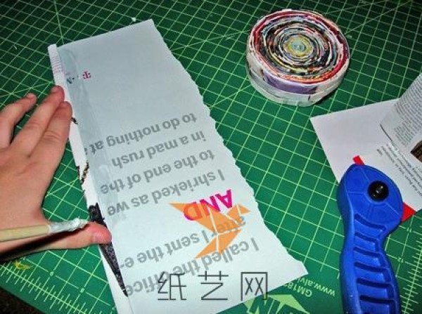 Tutorial on making rolling paper boxes from old magazines