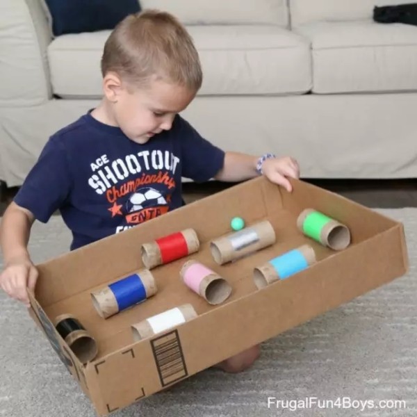 Turn waste into treasure, a maze made of cardboard boxes and paper rolls! Let’s play together!