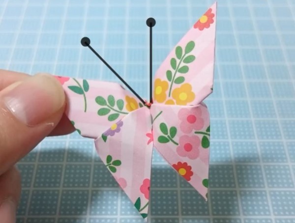 Simple origami butterfly folding tutorial teaches you how to fold butterflies by hand