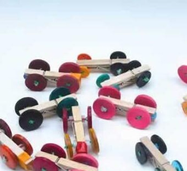 Turn waste into treasure handmade tutorial teaches you how to transform old clothes and wooden clips into toy cars