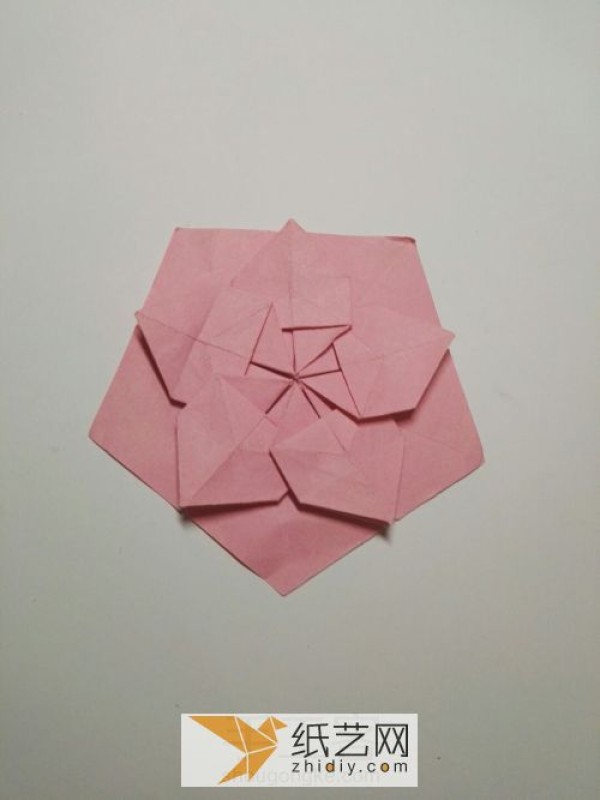 Tutorial on making origami cherry blossoms suitable for Christmas decoration