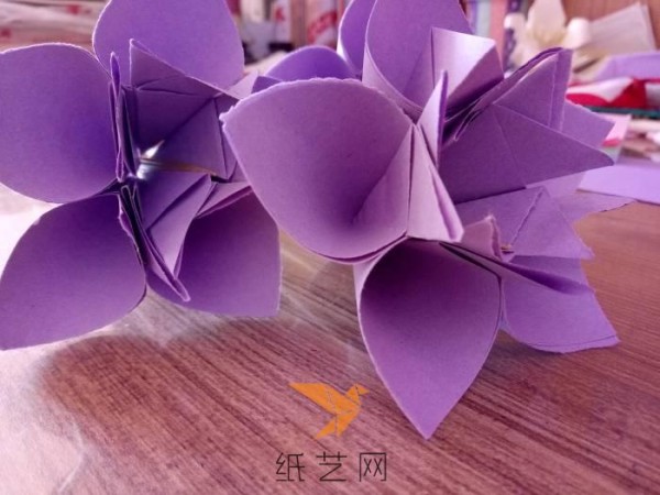 Simple three-dimensional paper flower tutorial