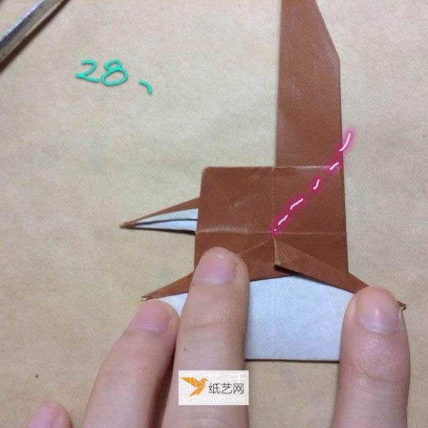 Tutorial on how to fold a wooden horse using origami