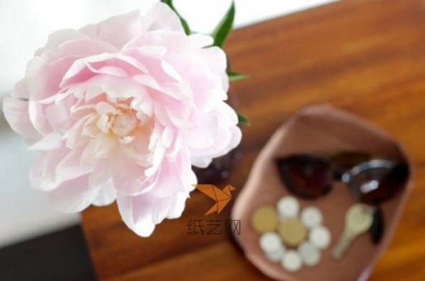 How to use old leather to make a door storage box