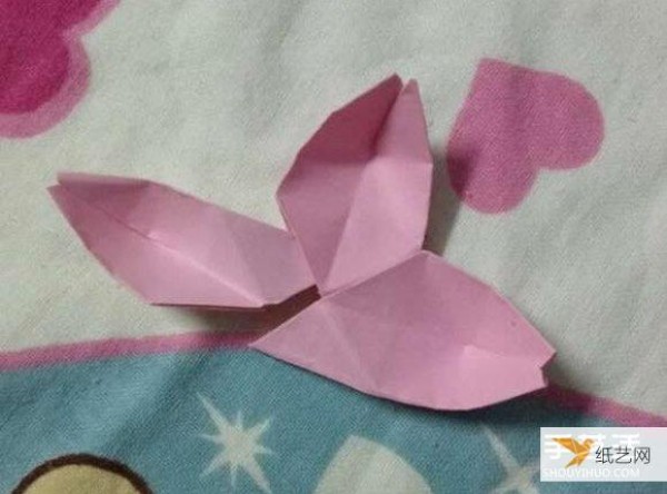 Illustrated tutorial on how to fold and make a five-petal cherry blossom