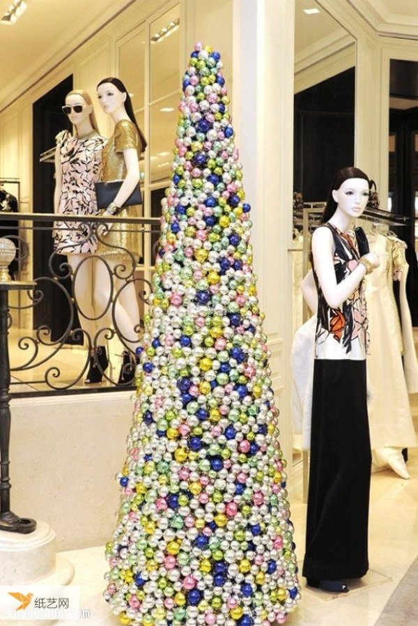 Christmas Tree Transformation—Creative Christmas Tree Created by Fashion Designer