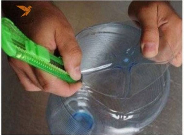 Tutorial on turning waste into treasure: a petal pineapple-shaped lampshade made from disposable plastic spoons and large mineral water buckets