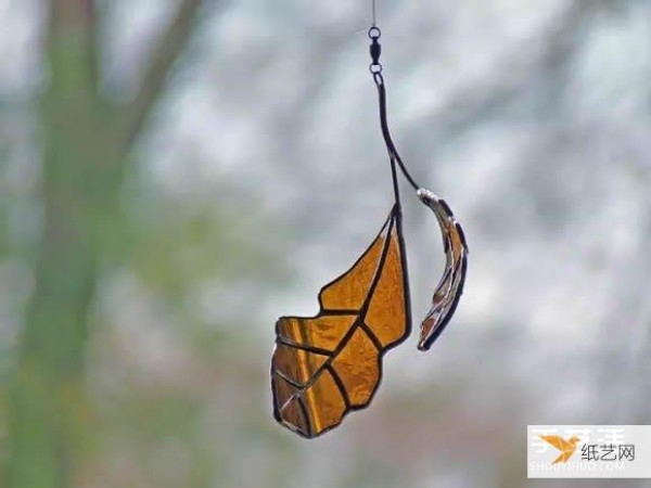 Picture of using waste wine bottles to make personalized glass leaf pendants