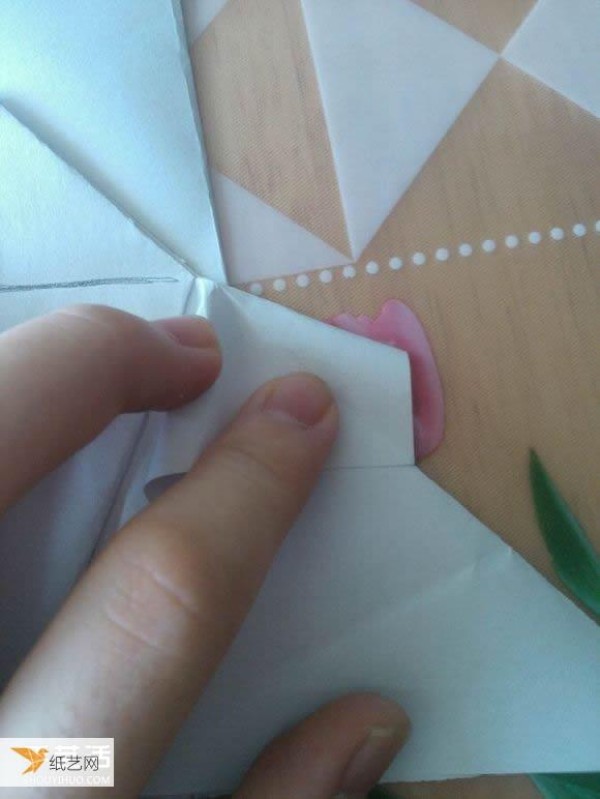 Step-by-step illustration of how to use origami to fold a cute grand piano