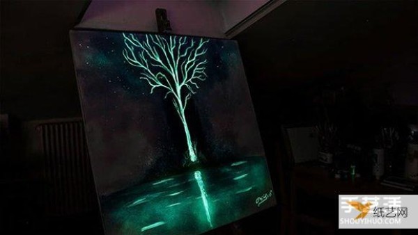 Art that lasts day and night! Creative paintings of luminous dreams painted by Crisco himself