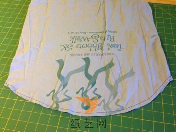 A simple tutorial on how to transform an old T-shirt into a practical mesh bag