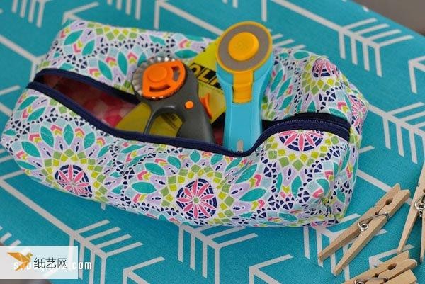 Tutorial on how to make a patchwork-style zipper bag that can be used as a cosmetic bag, pencil case or tool bag