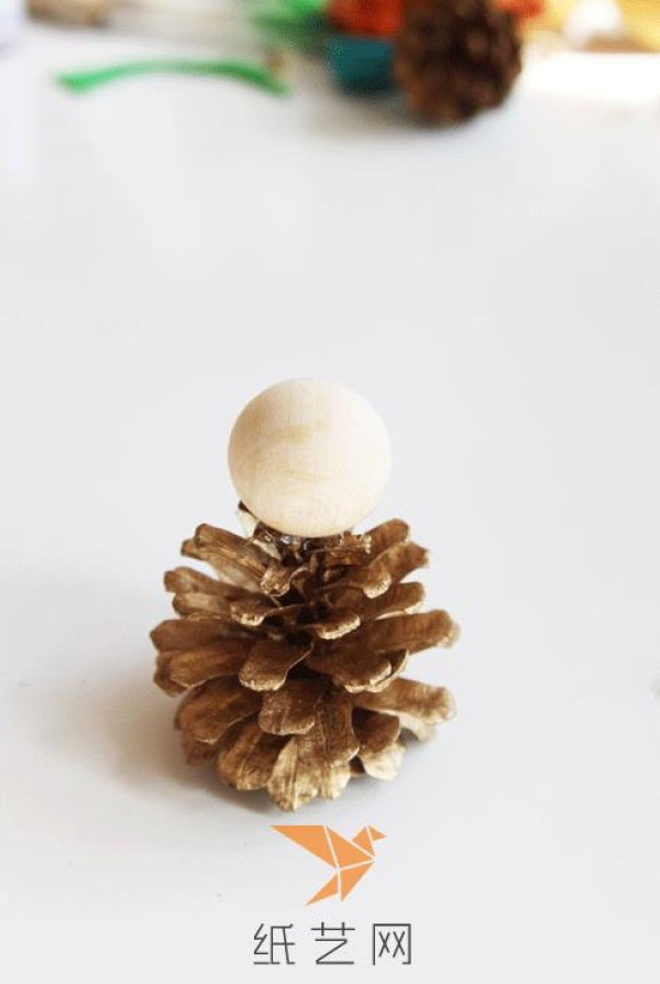 Cute snowman Christmas decoration tutorial made with pinecones