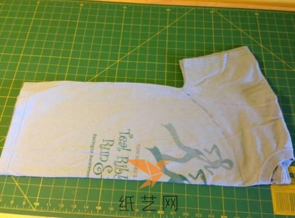 A simple tutorial on how to transform an old T-shirt into a practical mesh bag