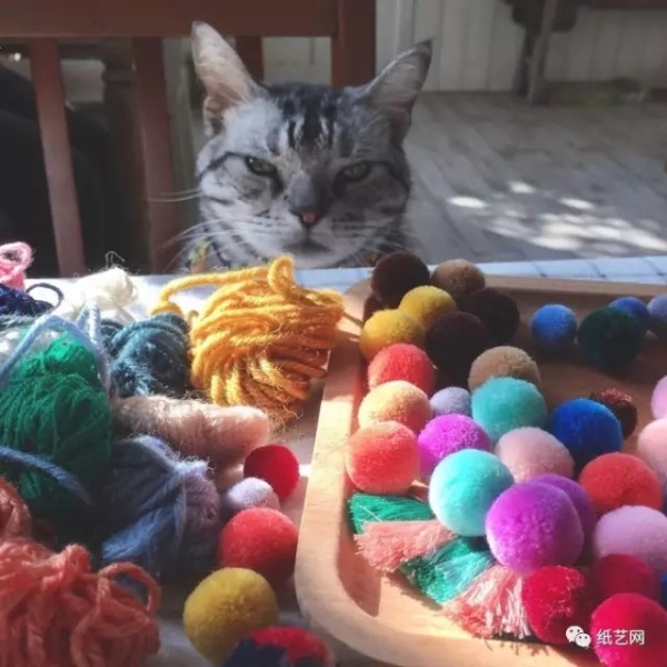 There are so many tutorials on making bag hangings, bookmarks, wind chimes, carpets and decorations made of yarn balls!