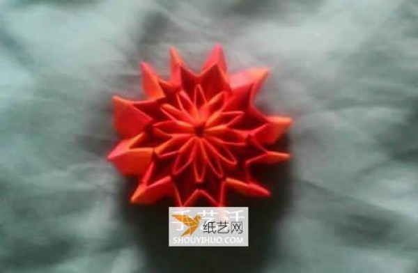 Illustration of how to fold paper fireworks by hand