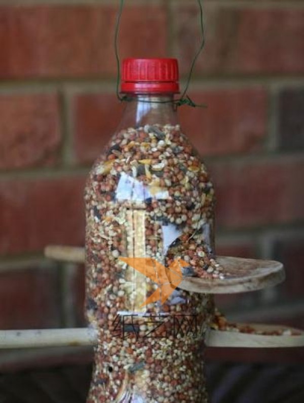 Tutorial on making an automatic bird feeder from waste beverage bottles