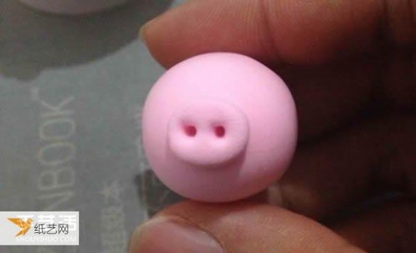 Find some illustrations of how to hand-knead personalized pink pigs from ultra-light clay