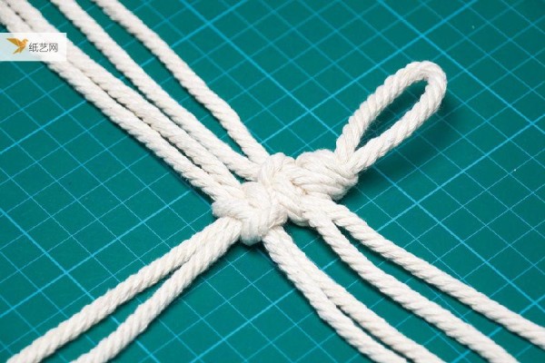 Tie a few knots in the rope and you’ll have a beautiful decoration! Detailed tutorial on rope crafting