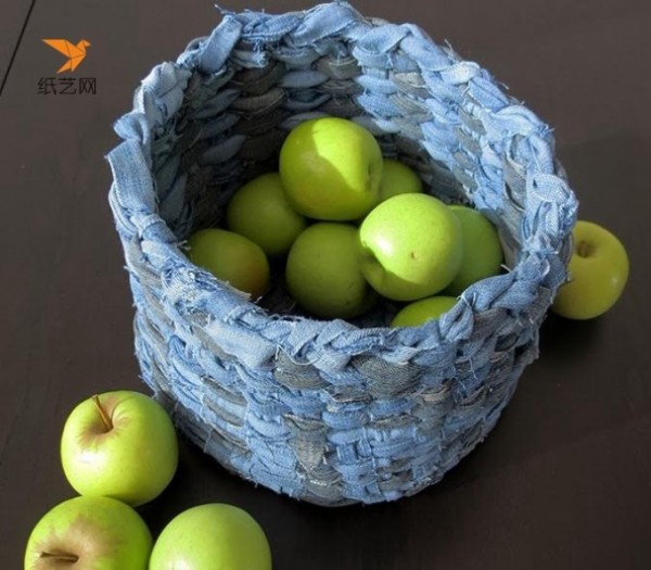 How to make a fruit basket from old jeans