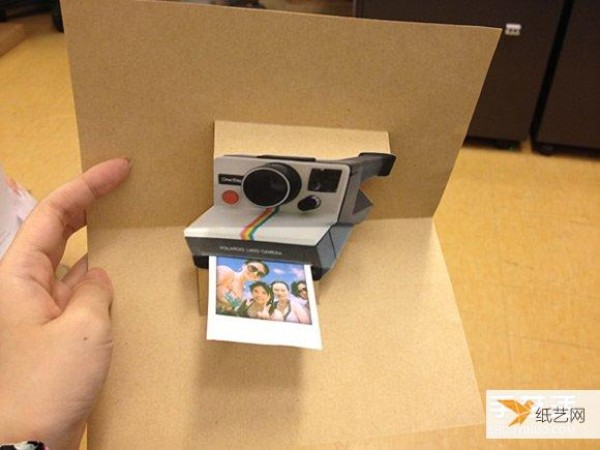 Illustrated steps on how to make a Polaroid camera 3D greeting card by yourself