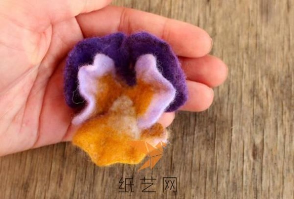 Tutorial for making a beautiful wool felt pansy New Year’s decoration