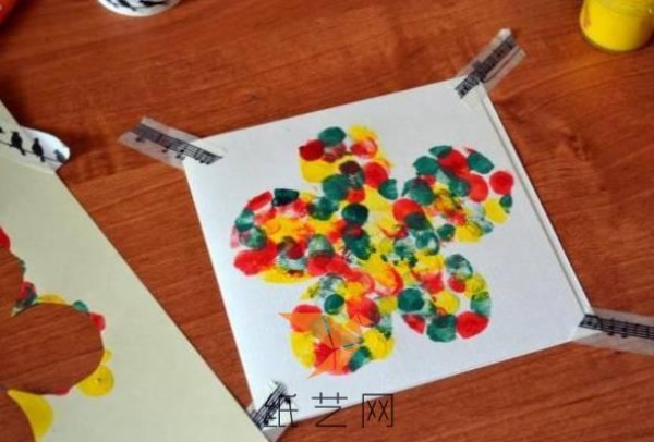 Simple handmade tutorial for children to make Christmas greeting cards