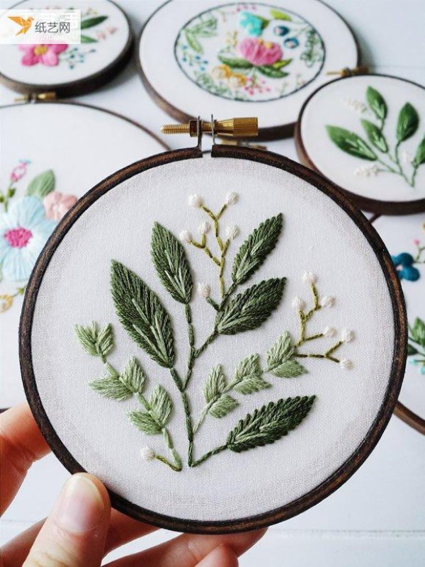 Telling about the beauty of nature, the artist’s exquisite embroidery works keep spring alive