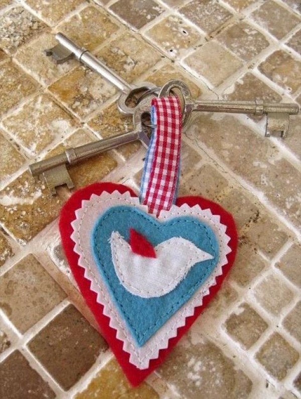 Tutorial on handmade nonwoven heart-shaped keychain for Valentine’s Day gift