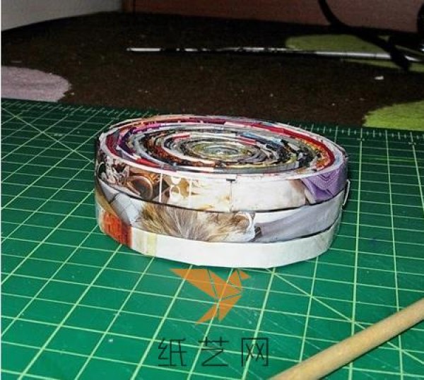 Tutorial on making rolling paper boxes from old magazines