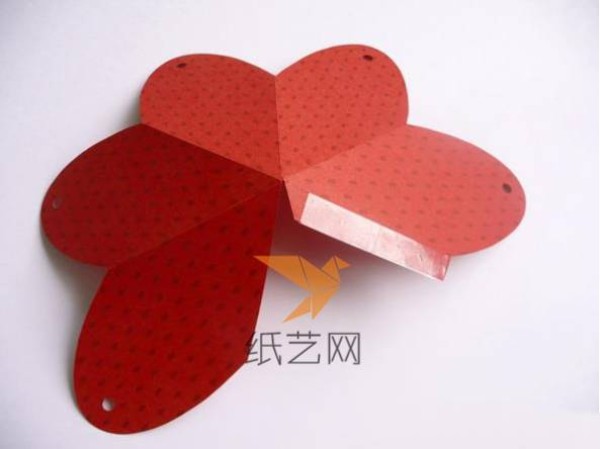 Tutorial on how to make cute strawberry-shaped Christmas gift packaging