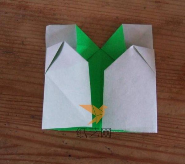 A step-by-step tutorial on how to make an origami four-leaf clover