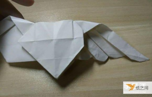 Illustration of the steps to make an origami heart with wings that can fly