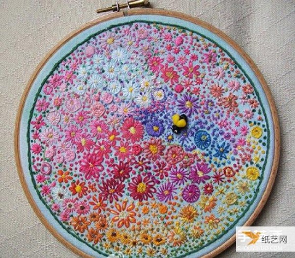 Pictures of hand-embroidered embroidery in the embroidery studio that intoxicate people with the blossoming patterns