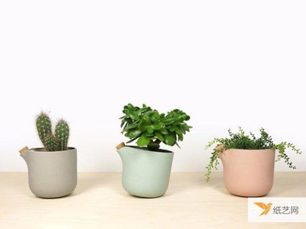 A crooked waist means a lack of water. Self-balancing flower pots allow watering to be traced.