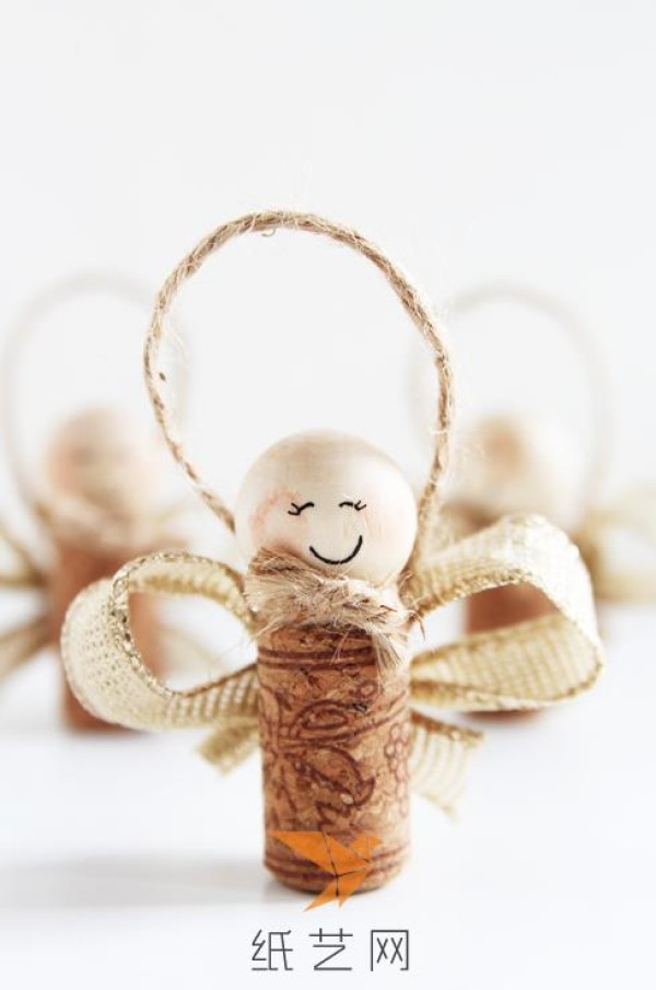 Red wine corks turn waste into treasure to make cute little angel Christmas tree decorations for Christmas