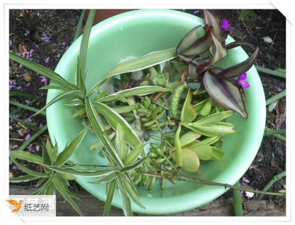 Use some old toys to handcraft a bakery flower pot stand in the garden