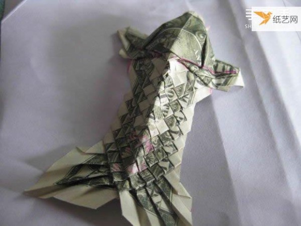 How to fold paper carp using dollars