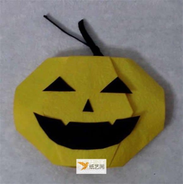 Illustration of three-dimensional Halloween pumpkin lantern origami method