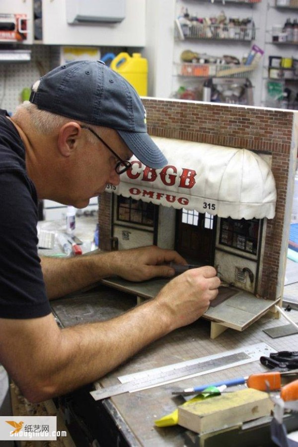 A handmade miniature model that recreates the traditional New York style shop street scene.