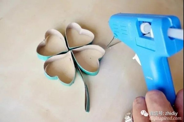 5 super simple paper art four-leaf clover tutorials are here!