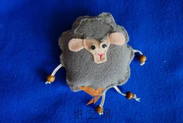 Tutorial on making a cute non-woven lamb for New Year’s gift